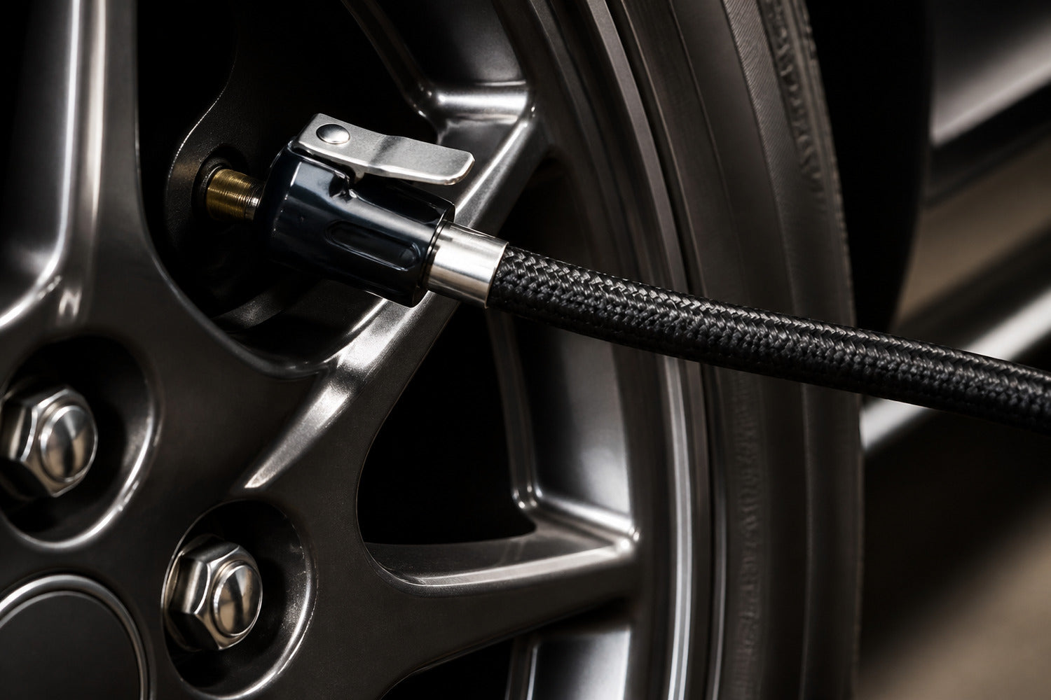 Metal locking chuck attached to a tire valve